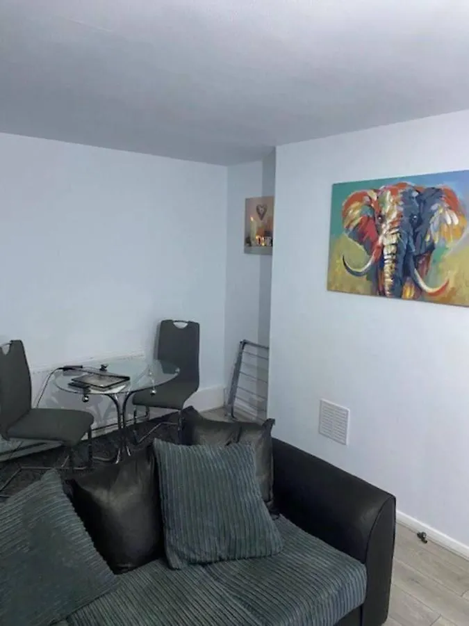 Chic City Retreat Immaculate 2 Bed Oasis In London
